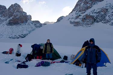 Фото 42. Лагерь под перевалом Бороко. Утро после пурги.