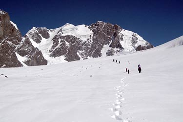 Фото 53. Подъём по леднику Бороко Восточный. Впереди - пик Джеты-Огуз-Баши