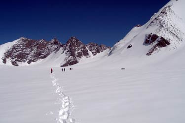 Фото 54. Верховья ледника Бороко Вост. Справа - ложный перевал. Нужный нам первал Фестивальный - слева за краем кадра