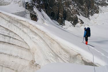 Фото 60. Поиски пути среди гигантских трещин ледника Киче-Борду