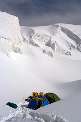 Фото 67. Лагерь в бергшрунде под Караколом