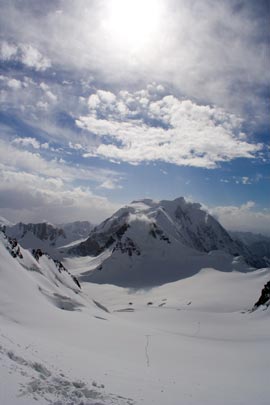 Фото 68. Вид от лагеря на путь подъёма и пик Джеты-Огуз-Баши
