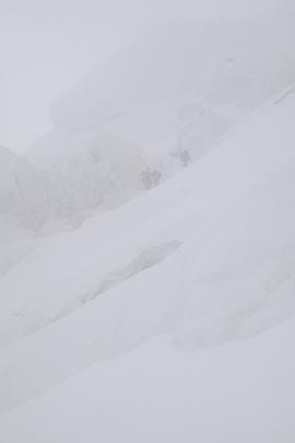 Фото 74. Спуск в тумане с перевала Васильева