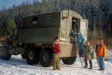 Фото 2. Отдых по дороге в Тахту. Вот такая вот вахтовка.