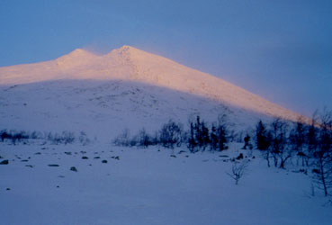 Фото 10. Хусойк в рассветных лучах и со снежным флагом.