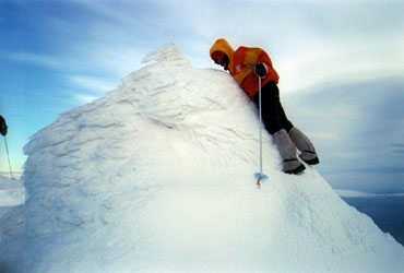 Фото 11. Вершина. Стоять здесь из-за ветра невозможно - только лежать.