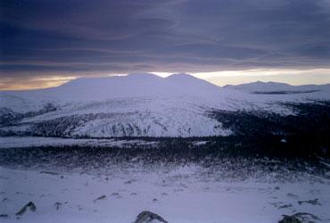 Фото 12. Вид с вершины Хусойк в долину Малой Мойвы.